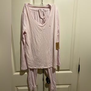 Nwt women Born pjs size large